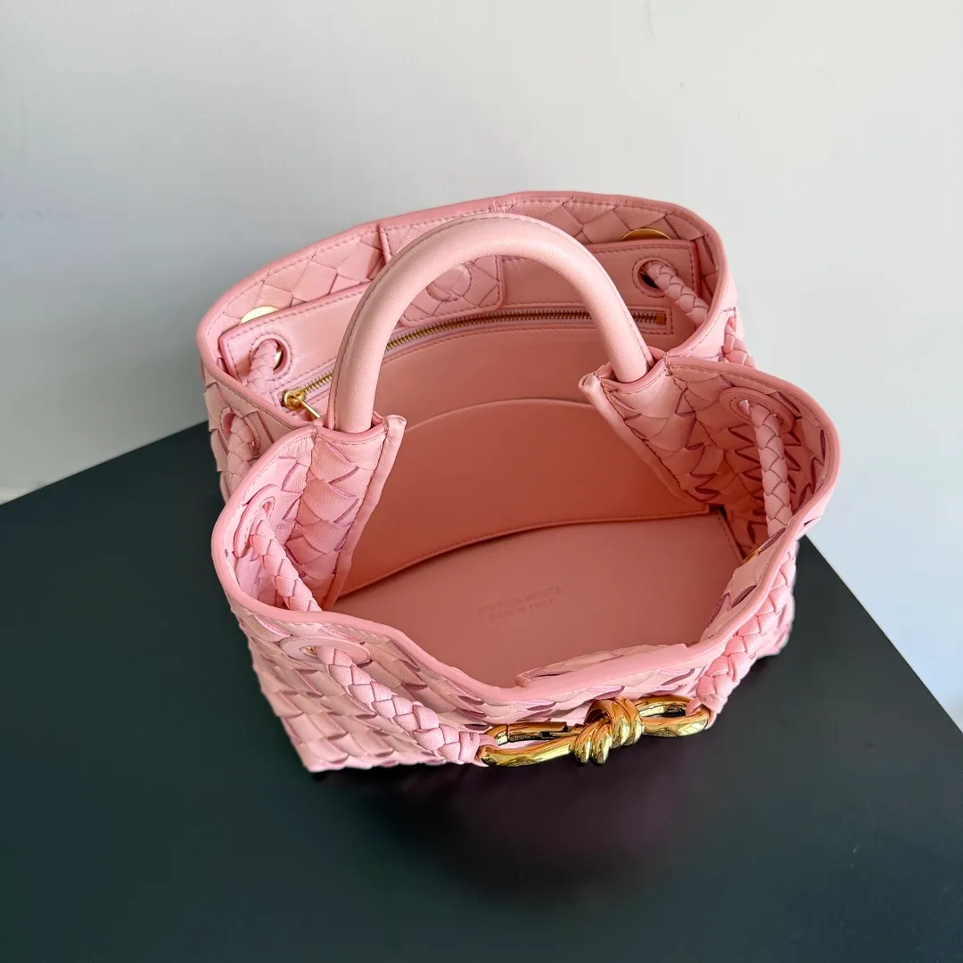 The 2023 new Andiamo batch of 1860 BV has been shipped‼ ️Really popular🔥The new Andiamo woven handbag launched by Bottega Veneta this season is really popular all over the world! ! Celebrities at home and abroad have worn it, and Oscar-winning actress Michelle Yeoh has taken it out on the street. Song Jia, Trai Yara, Yu Feihong, Sanji Ayaka, Rosie Hunting-Whiteley, Yoshioka Riho, etc. have all picked up this bag. It is classic and versatile, showing off its temperament, and the bag capacity is also large, which is very convenient for daily commuting! ! A variety of carrying methods, the shoulder straps can be adjusted by yourself, the original lambskin feels soft and delicate, and the unisex style breaks gender boundaries and brings a more practical and longer-lasting use experience. Andiamo, which has both elegant and casual styles, perfectly interprets the true appearance of "fashionable old money style". Style number: 743568 Size: 25*22*10.5cm